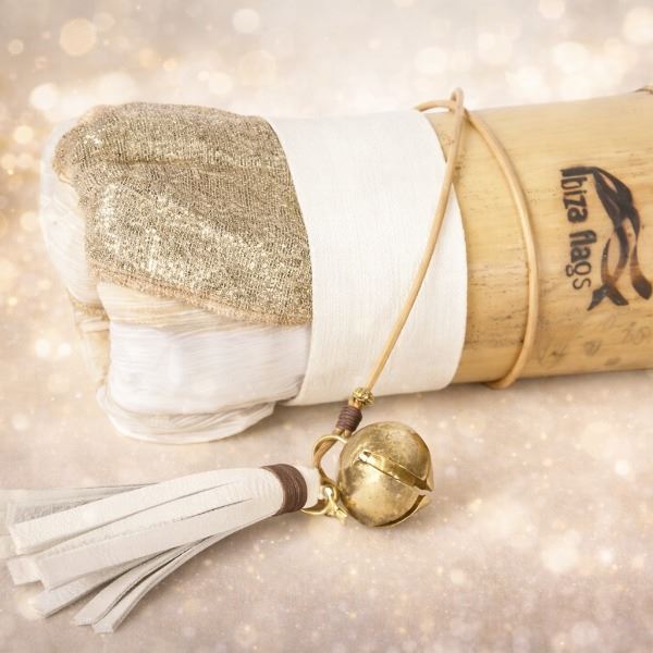 Hangende witte Ibiza vlaggen Hangende witte Ibiza vlaggen